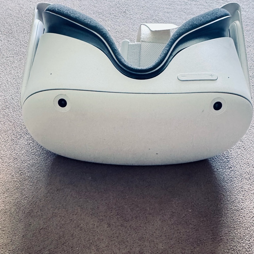 Oculus Quest 2 256GB Advanced
All-in-one VR Headset - White with charger.